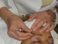 eye brow plucking